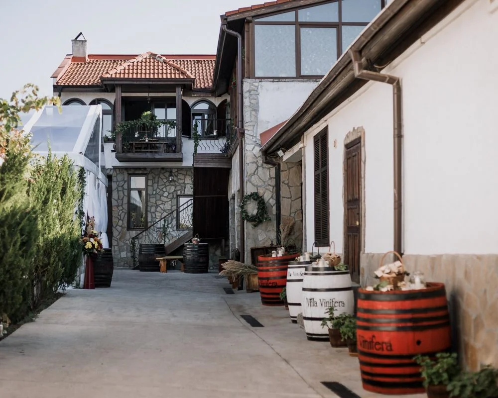 Дворът и сградата на Villa Vinifera