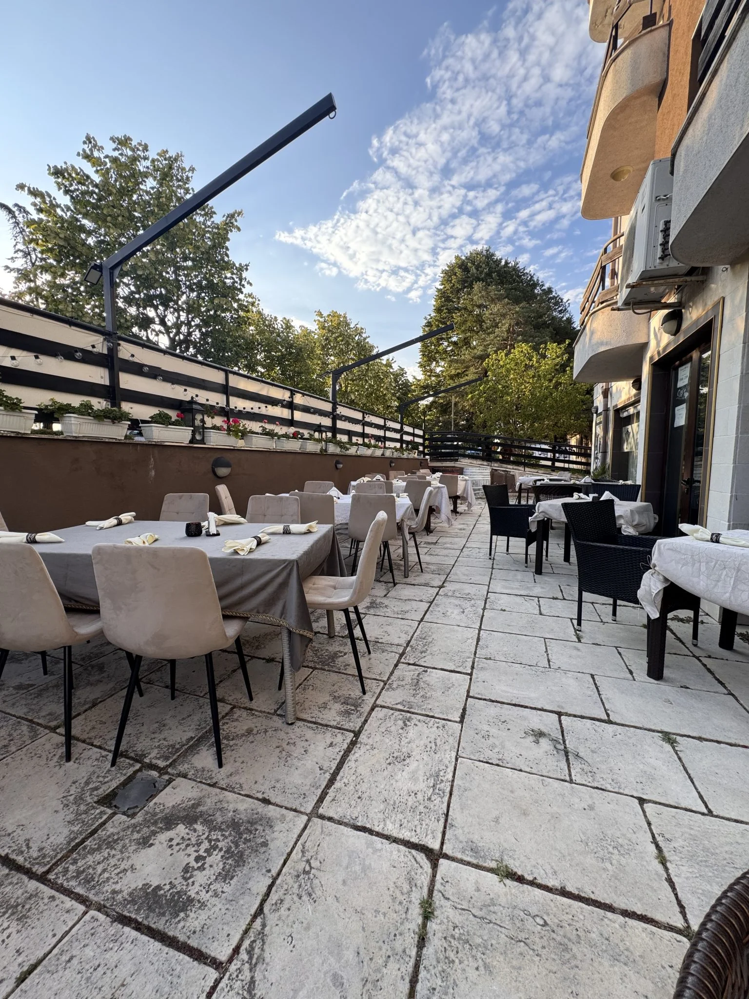 Откритата тераса на Wine House в Бяла